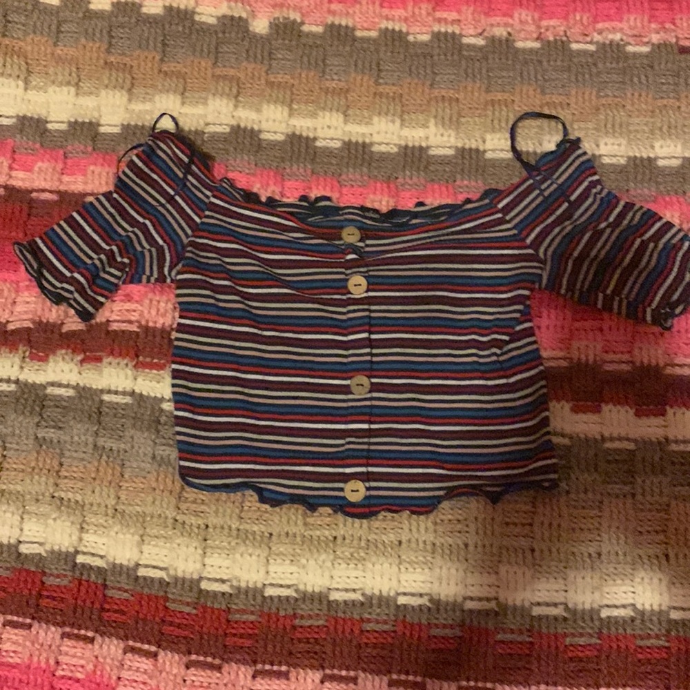 Crop base color is black it fits and hugs your upper body for the women